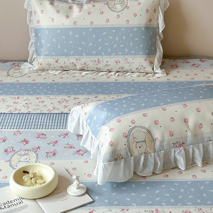 91家纺网 家纺一手货源 找家纺 昔可 2024新款A类900D仙仙雪纺纱床裙款冰丝席三件套 蕾丝草莓兔