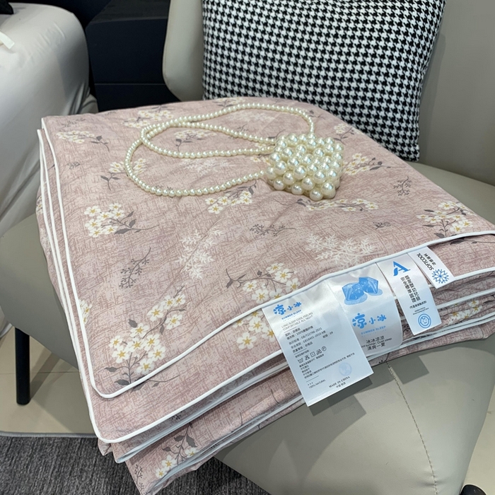 91家纺网 家纺一手货源 找家纺 奈萝家纺 2024新款A类凉感丝小凉皮夏被可机洗夏被新品空调被 兰亭序粉