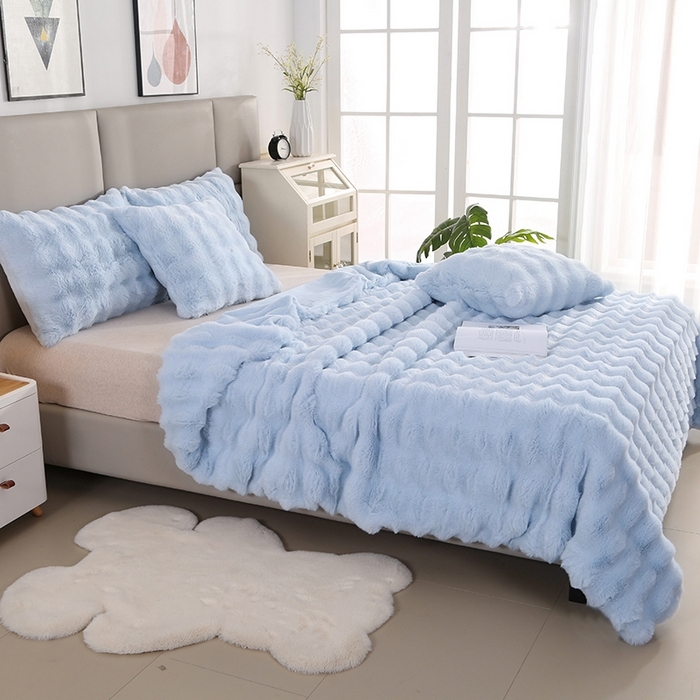 91家纺网 家纺一手货源 找家纺 芸锦豪2024新款纯色托斯卡纳兔毛大泡泡绒毛毯 浅兰