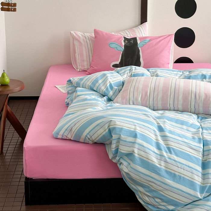 91家纺网 家纺一手货源 找家纺 艾沁 2024新款多巴胺条纹全棉色织水洗棉四件套 宽蓝条