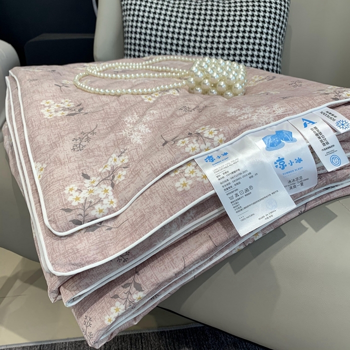 91家纺网 家纺一手货源 找家纺 奈萝家纺 2024新款A类凉感丝小凉皮夏被可机洗夏被新品空调被 兰亭序粉