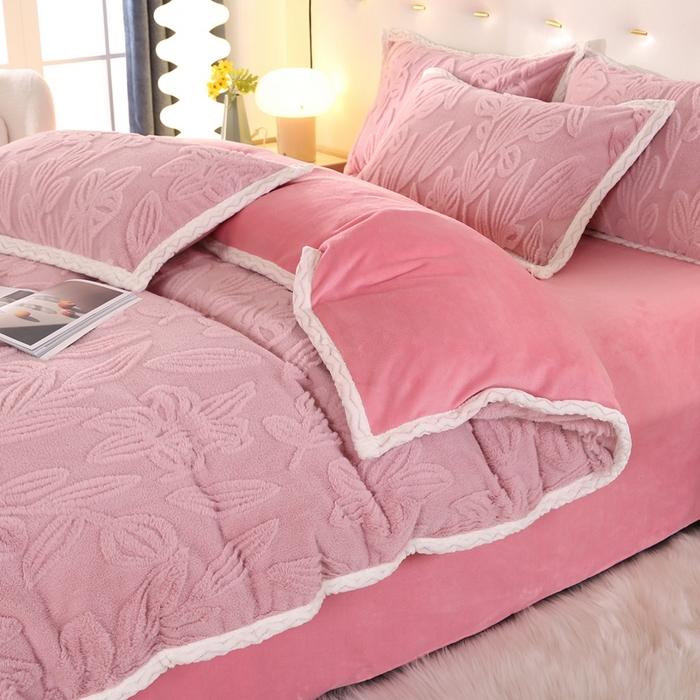 91家纺网 家纺一手货源 找家纺 芸锦豪2024新款花团雕花兔毛绒兔兔绒四件套 粉色