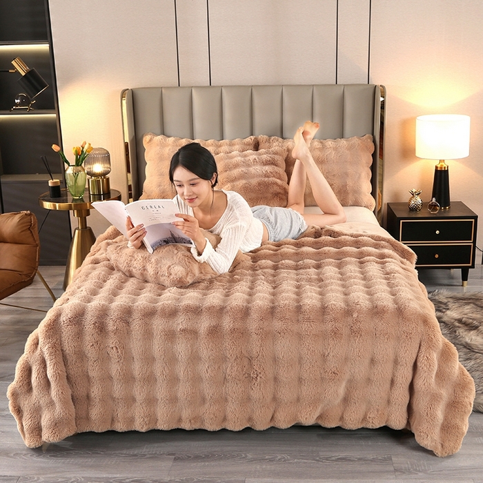 91家纺网 家纺一手货源 找家纺 芸锦豪2024新款纯色托斯卡纳兔毛大泡泡绒毛毯 咖色