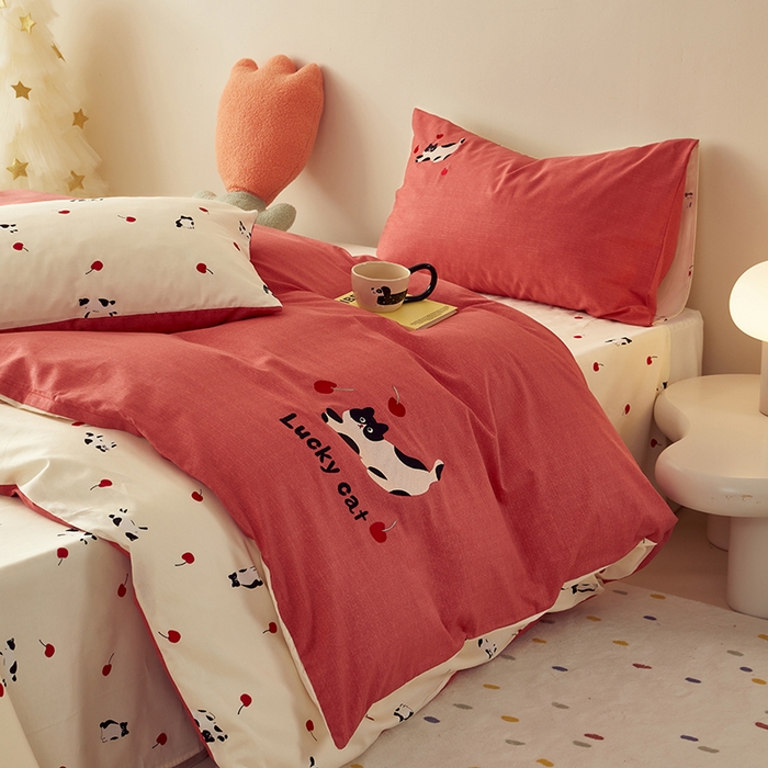 91家纺网 家纺一手货源 找家纺 怡家居 2024新款全棉印花加绣花四件套 樱桃小猫