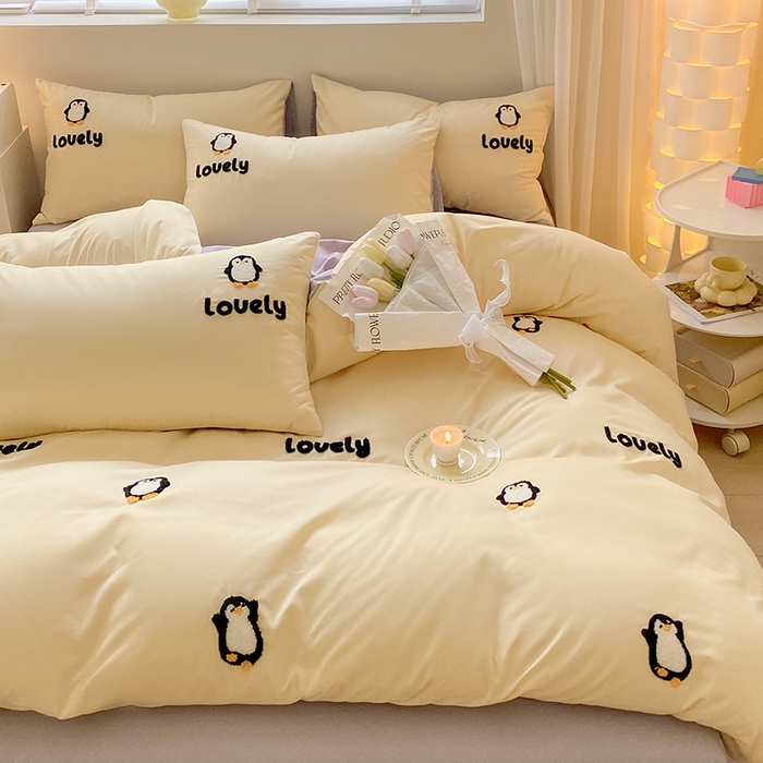 91家纺网 家纺一手货源 找家纺 眠帛 2024新款亲肤棉卡通毛巾绣四件套 企鹅蛋-奶黄浅紫