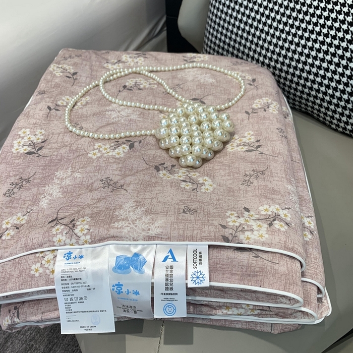 91家纺网 家纺一手货源 找家纺 奈萝家纺 2024新款A类凉感丝小凉皮夏被可机洗夏被新品空调被 兰亭序粉