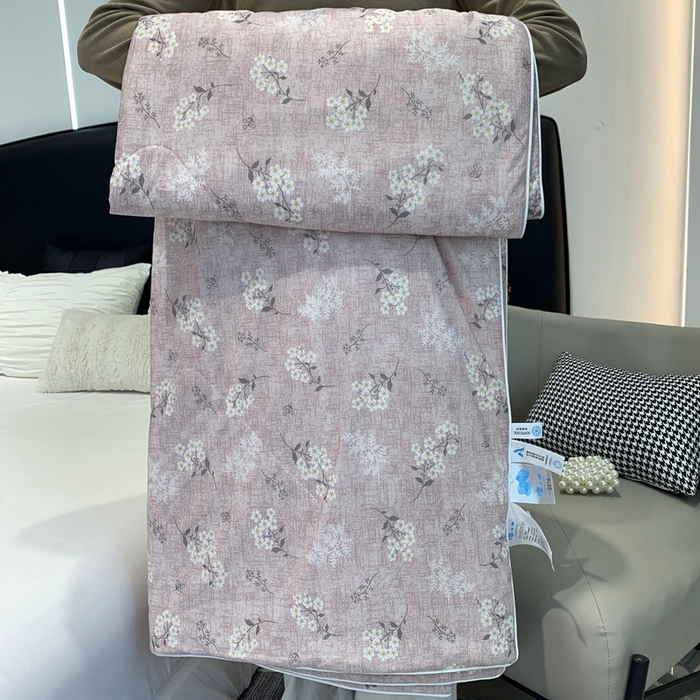 91家纺网 家纺一手货源 找家纺 奈萝家纺 2024新款A类凉感丝小凉皮夏被可机洗夏被新品空调被 兰亭序粉