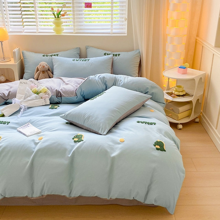 91家纺网 家纺一手货源 找家纺 眠帛 2024新款亲肤棉卡通毛巾绣四件套 恐龙-繁星蓝灰