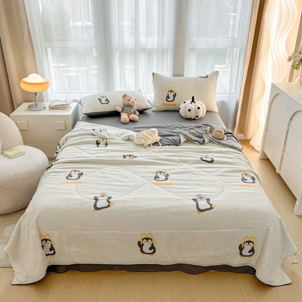 91家纺网 家纺一手货源 找家纺 宏源家纺 2024新款超柔水洗云朵棉夏被 顽皮企鹅