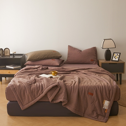 91家纺网 家纺一手货源 找家纺 米洛贝伊 2024全棉色织水洗双层纱原著侘寂风夏被四件套 暮山紫