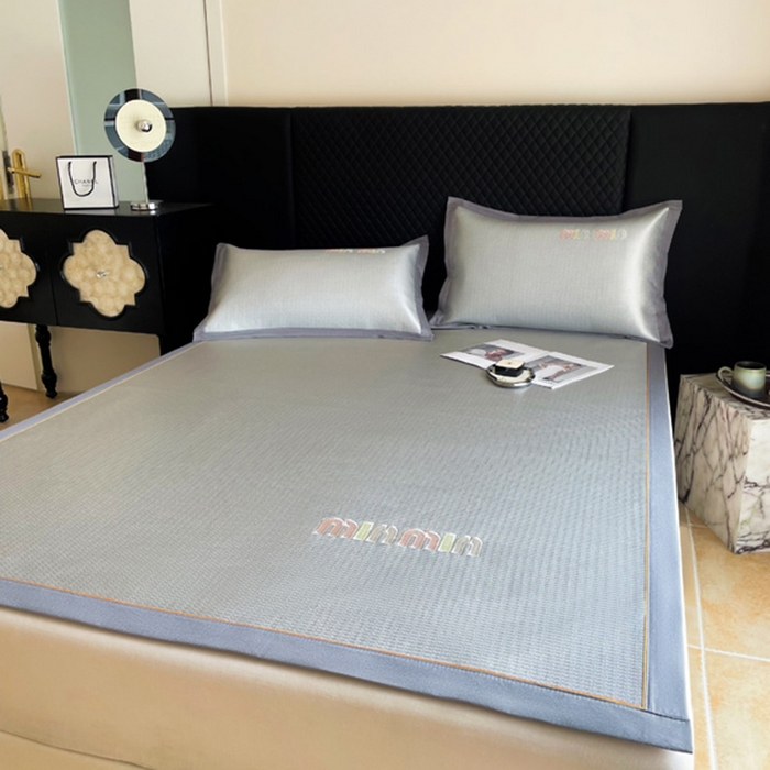 91家纺网 家纺一手货源 找家纺 慕尚家纺 2025新款凉感冰丝大牌miumiu凉席三件套 miu  深灰