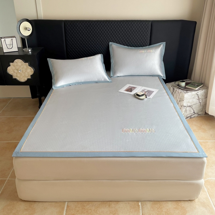 91家纺网 家纺一手货源 找家纺 慕尚家纺 2025新款凉感冰丝大牌miumiu凉席三件套 miu 高级蓝