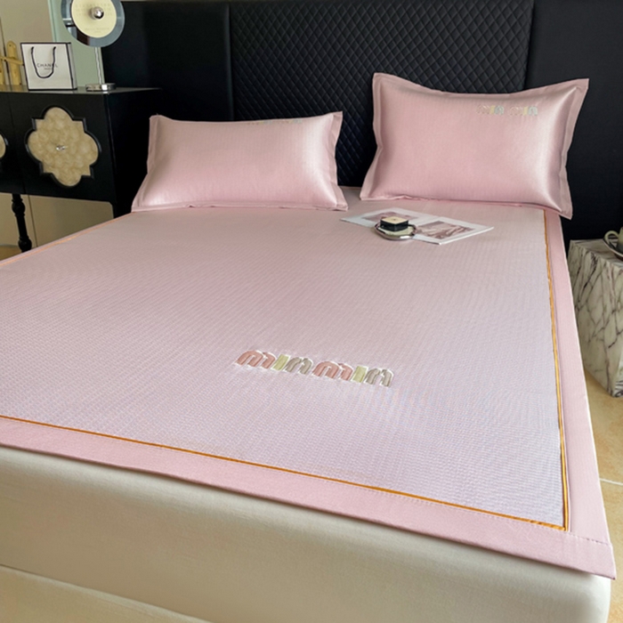 91家纺网 家纺一手货源 找家纺 慕尚家纺 2025新款凉感冰丝大牌miumiu凉席三件套 miu  粉