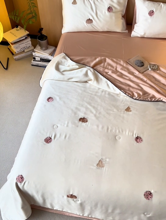 91家纺网 家纺一手货源 找家纺 安莱生活 2024新款莱赛尔天丝绣花夏被四件套-萌神系列 夏被-草间南瓜