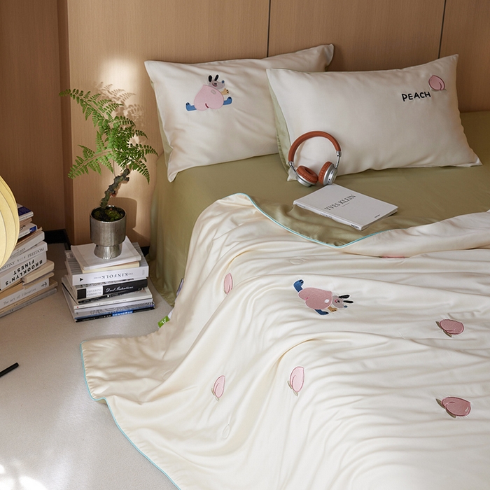 91家纺网 家纺一手货源 找家纺 安莱生活 2024新款莱赛尔天丝绣花夏被四件套-萌神系列 夏被-蜜桃狗