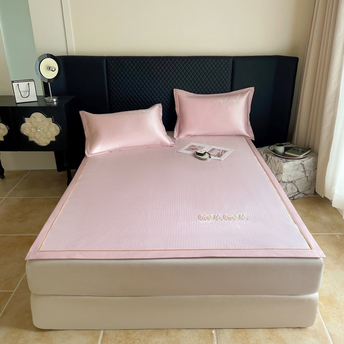 91家纺网 家纺一手货源 找家纺 （总）慕尚家纺 2025新款凉感冰丝大牌miumiu凉席三件套