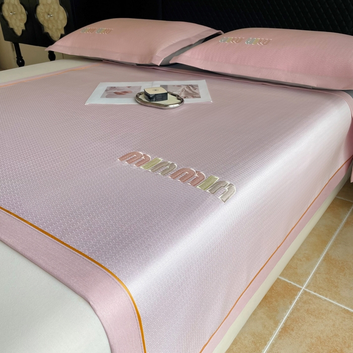 91家纺网 家纺一手货源 找家纺 慕尚家纺 2025新款凉感冰丝大牌miumiu凉席三件套 miu  粉