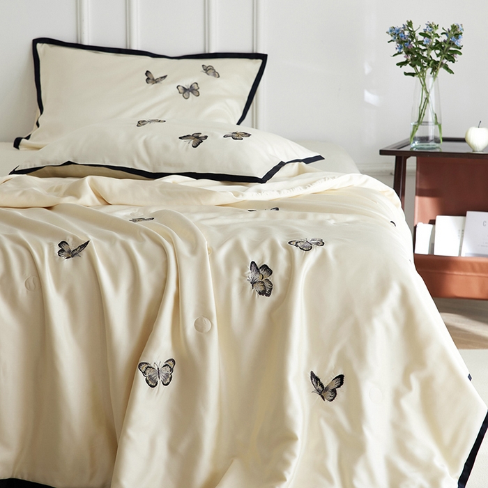 91家纺网 家纺一手货源 找家纺 安莱生活 2024新款莱赛尔天丝绣花夏被四件套-宽边系列 夏被-秘境黑蝶