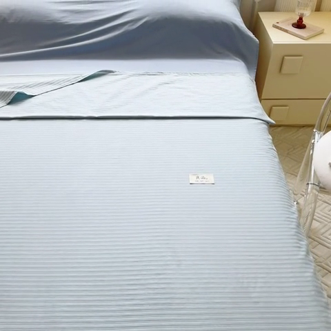 91家纺网 家纺一手货源 找家纺 2024新款60贡缎提花 旅行睡袋场景二自然光 睡袋-提花雅蓝