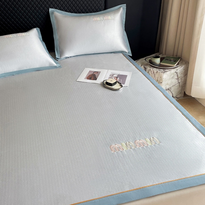 91家纺网 家纺一手货源 找家纺 慕尚家纺 2025新款凉感冰丝大牌miumiu凉席三件套 miu 高级蓝