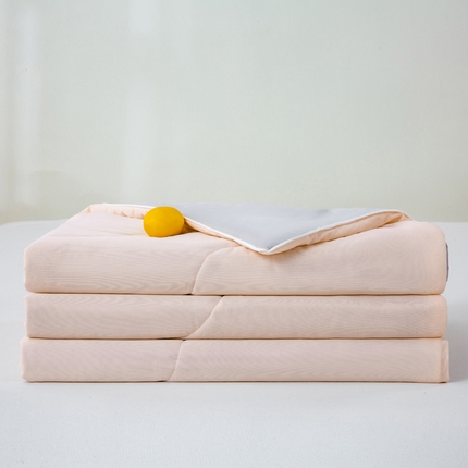 91家纺网 家纺一手货源 找家纺 好梦来家纺（原锦茂家纺） 2025新款A类凉感丝夏凉被冰淇淋夏被凉感丝夏被大豆空调被西瓜被 粉拼灰