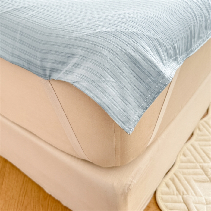 91家纺网 家纺一手货源 找家纺 2024新款60贡缎提花 旅行睡袋场景二自然光 睡袋-提花雅蓝