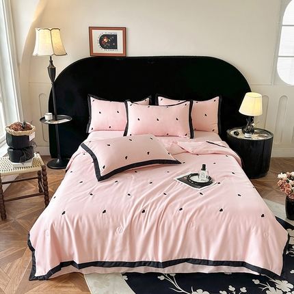 91家纺网 家纺一手货源 找家纺 芯贝儿 2025新款法式轻奢风水洗真丝夏被四件套天丝绣花四件套 爱心-胭脂粉