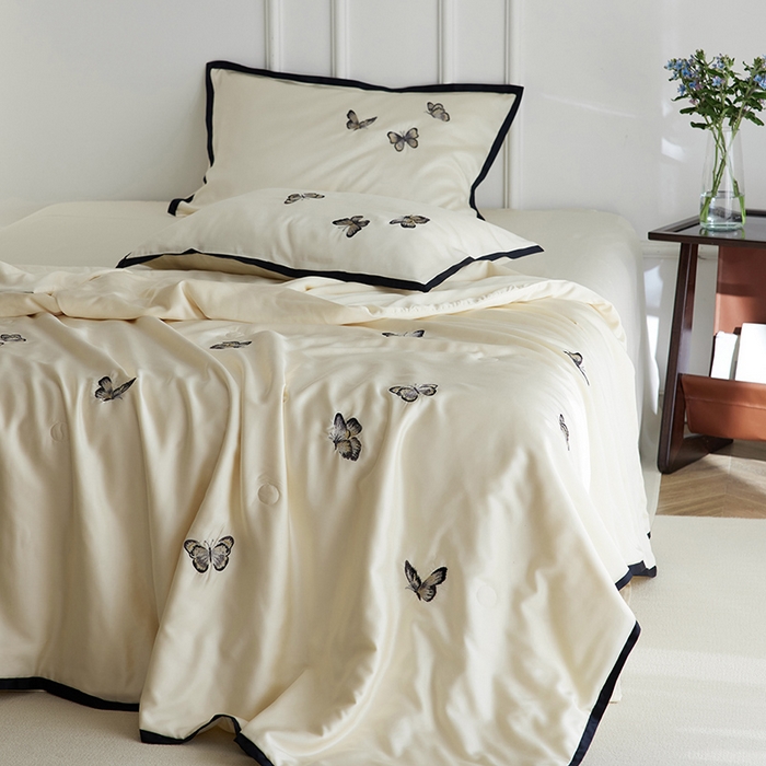 91家纺网 家纺一手货源 找家纺 安莱生活 2024新款莱赛尔天丝绣花夏被四件套-宽边系列 夏被-秘境黑蝶