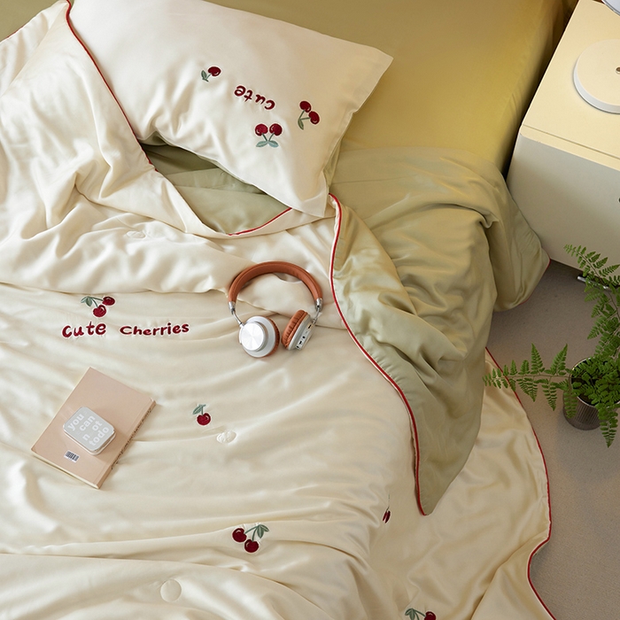 91家纺网 家纺一手货源 找家纺 安莱生活 2024新款莱赛尔天丝绣花夏被四件套-萌神系列 夏被-车厘子