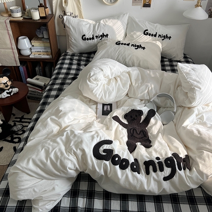 91家纺网 家纺一手货源 找家纺 原素可可爱爱毛巾绣水洗棉四件套 Good night熊白格