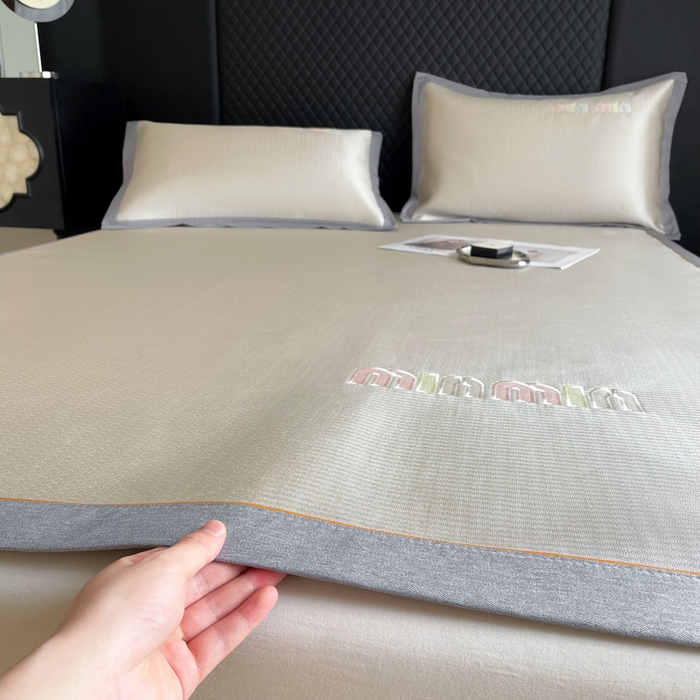 91家纺网 家纺一手货源 找家纺 慕尚家纺 2025新款凉感冰丝大牌miumiu凉席三件套 miu 香槟金