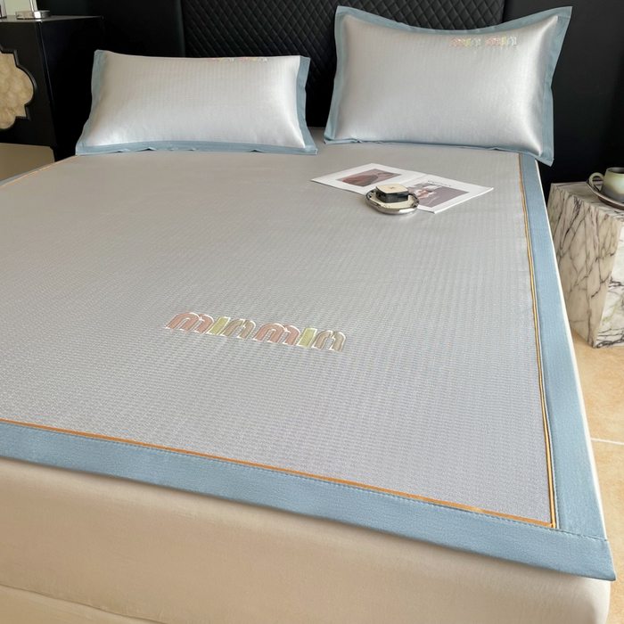 91家纺网 家纺一手货源 找家纺 慕尚家纺 2025新款凉感冰丝大牌miumiu凉席三件套 miu 高级蓝