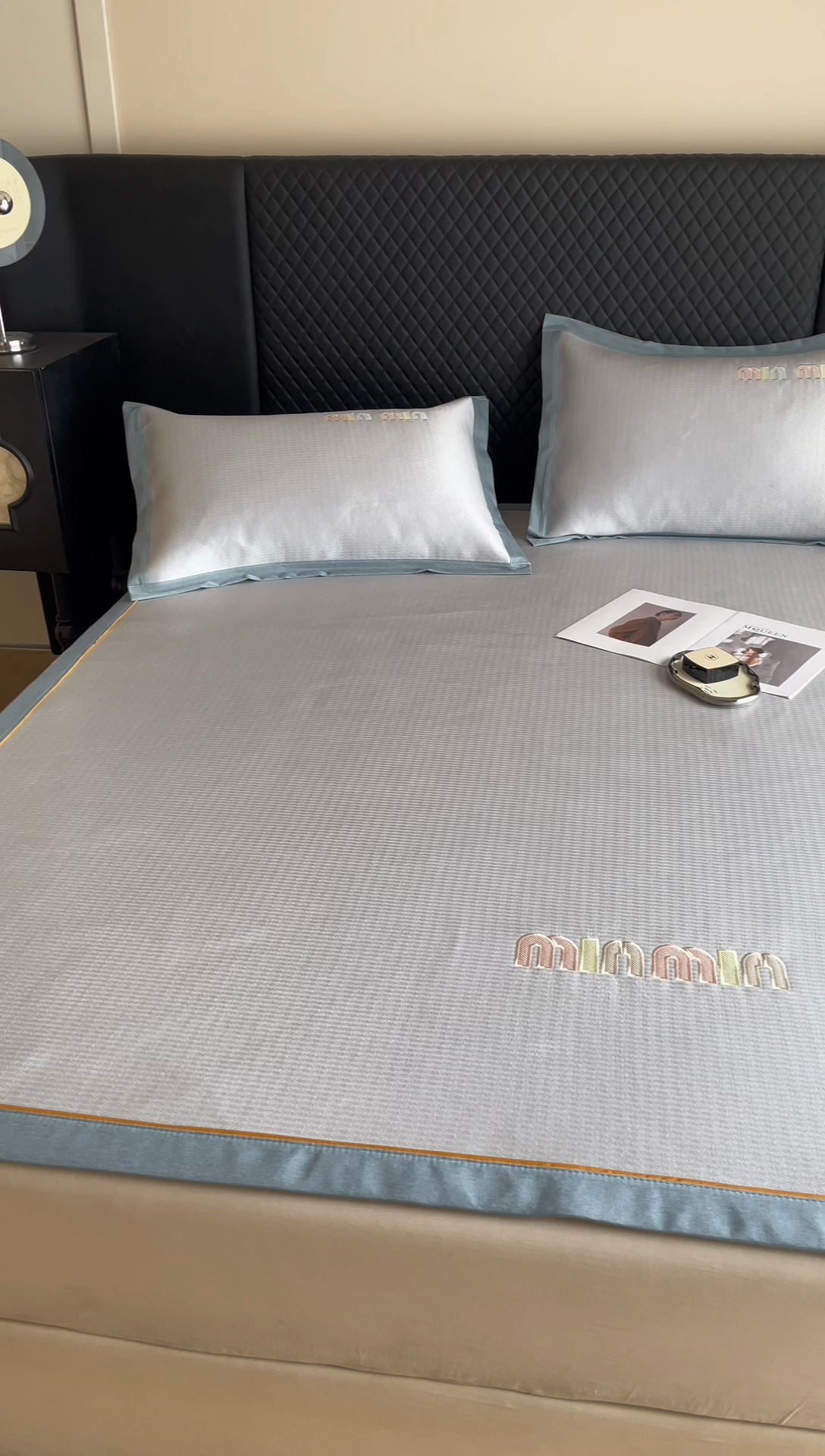 91家纺网 家纺一手货源 找家纺 慕尚家纺 2025新款凉感冰丝大牌miumiu凉席三件套 miu 高级蓝