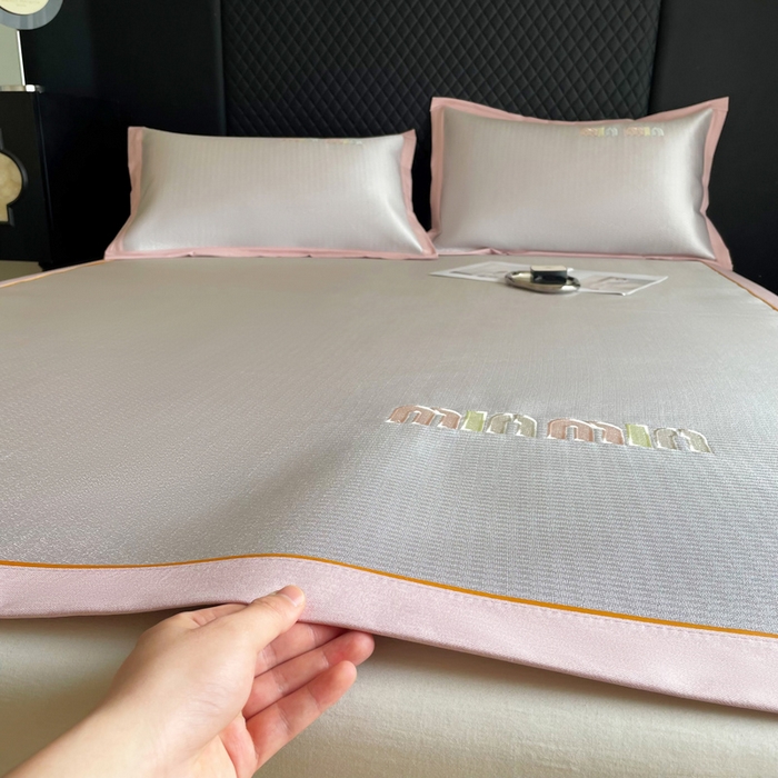 91家纺网 家纺一手货源 找家纺 慕尚家纺 2025新款凉感冰丝大牌miumiu凉席三件套 miu 淡紫