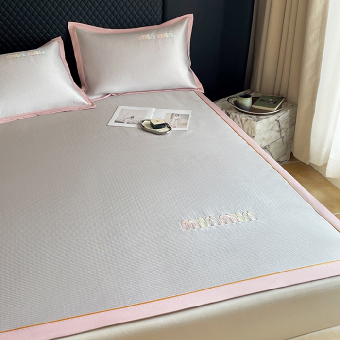 91家纺网 家纺一手货源 找家纺 慕尚家纺 2025新款凉感冰丝大牌miumiu凉席三件套 miu 淡紫