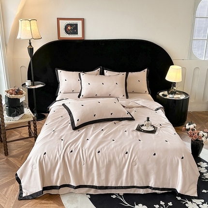 91家纺网 家纺一手货源 找家纺 芯贝儿 2025新款法式轻奢风水洗真丝夏被四件套天丝绣花四件套 爱心-香槟色