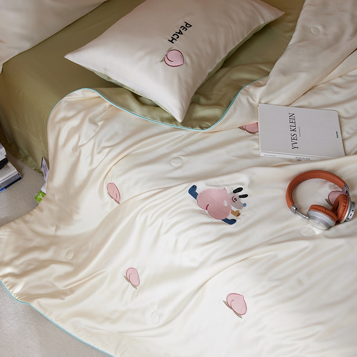 91家纺网 家纺一手货源 找家纺 安莱生活 2024新款莱赛尔天丝绣花夏被四件套-萌神系列 夏被-蜜桃狗