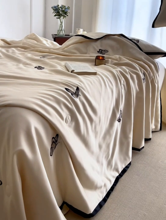 91家纺网 家纺一手货源 找家纺 安莱生活 2024新款莱赛尔天丝绣花夏被四件套-宽边系列 夏被-秘境黑蝶