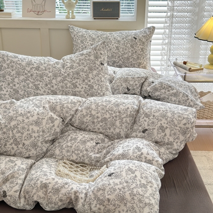 91家纺网 家纺一手货源 找家纺 山舍2024新款母婴级全棉双层纱印花四件套 花期