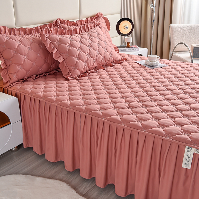 91家纺网 家纺一手货源 找家纺 床笠人家 2025新款亲肤磨毛夹棉床裙 豆沙红