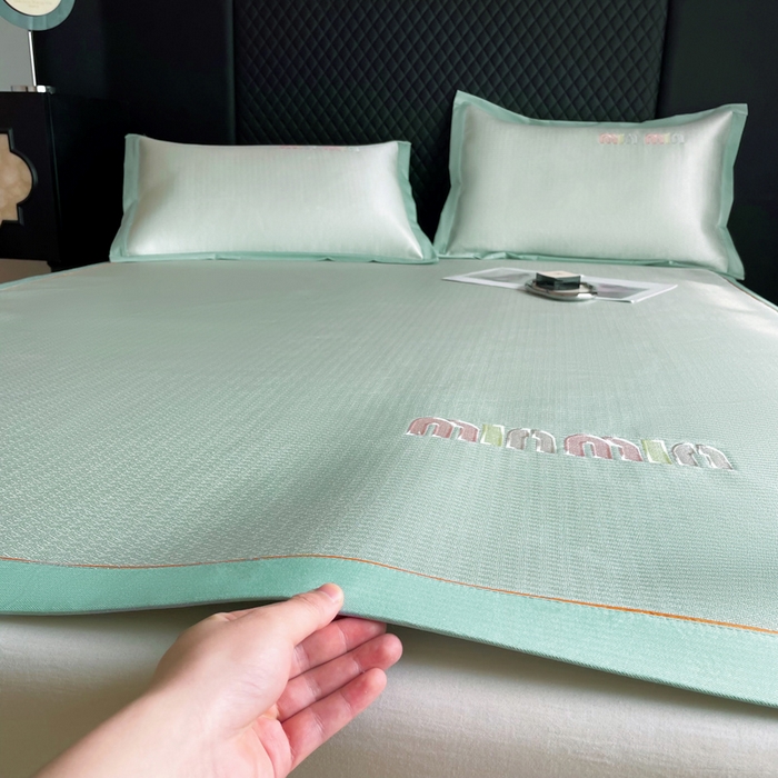 91家纺网 家纺一手货源 找家纺 慕尚家纺 2025新款凉感冰丝大牌miumiu凉席三件套 miu  绿