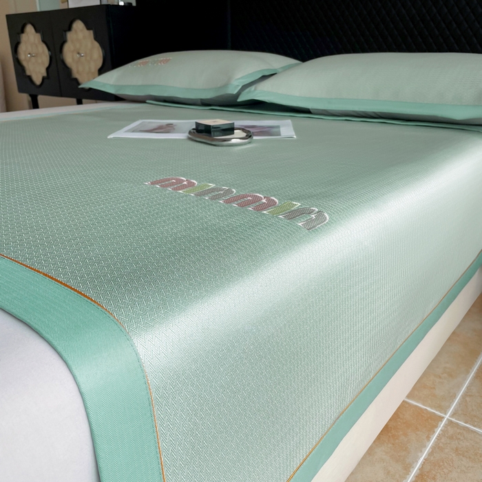 91家纺网 家纺一手货源 找家纺 慕尚家纺 2025新款凉感冰丝大牌miumiu凉席三件套 miu  绿