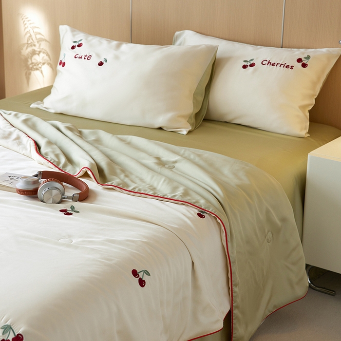 91家纺网 家纺一手货源 找家纺 安莱生活 2024新款莱赛尔天丝绣花夏被四件套-萌神系列 夏被-车厘子