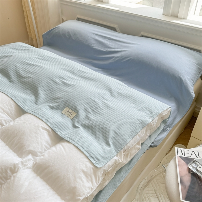 91家纺网 家纺一手货源 找家纺 2024新款60贡缎提花 旅行睡袋场景二自然光 睡袋-提花雅蓝