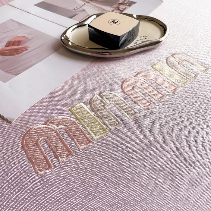 91家纺网 家纺一手货源 找家纺 慕尚家纺 2025新款凉感冰丝大牌miumiu凉席三件套 miu  粉