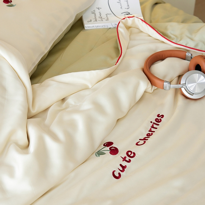 91家纺网 家纺一手货源 找家纺 安莱生活 2024新款莱赛尔天丝绣花夏被四件套-萌神系列 夏被-车厘子