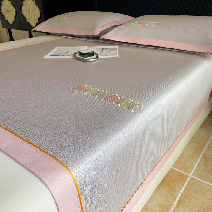 91家纺网 家纺一手货源 找家纺 慕尚家纺 2025新款凉感冰丝大牌miumiu凉席三件套 miu 淡紫