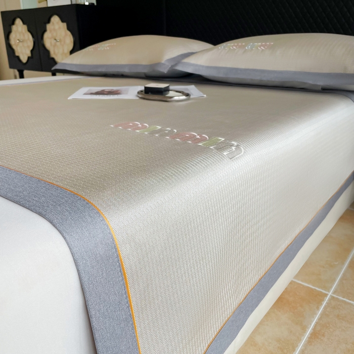 91家纺网 家纺一手货源 找家纺 慕尚家纺 2025新款凉感冰丝大牌miumiu凉席三件套 miu 香槟金