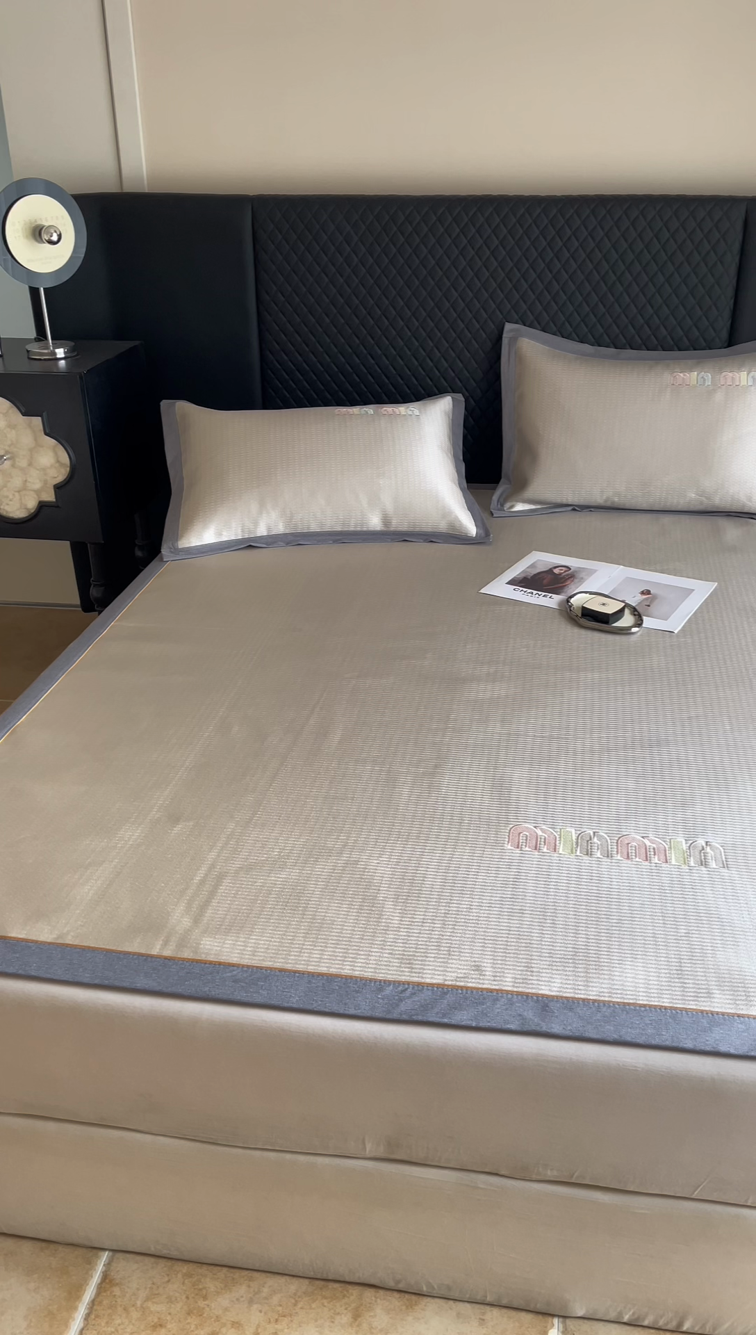 91家纺网 家纺一手货源 找家纺 慕尚家纺 2025新款凉感冰丝大牌miumiu凉席三件套 miu  深灰