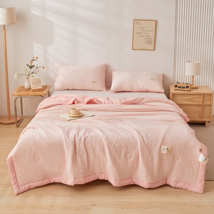 91家纺网 家纺一手货源 找家纺 典冠（有质检）2024爆款7D云柔皱皱纱A类棉小泡良品大豆夏被 樱花粉